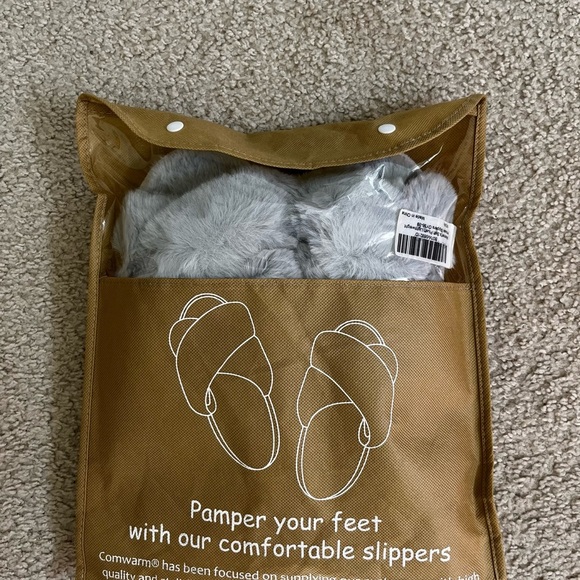 NWB Cozy Gray Faux Fur Women's Slippers - Picture 2 of 6